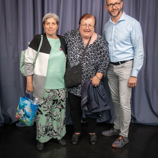 Bild enthält, Blouse, Adult, Female, Person, Woman, Handbag, Pants, Male, Man, Long Sleeve