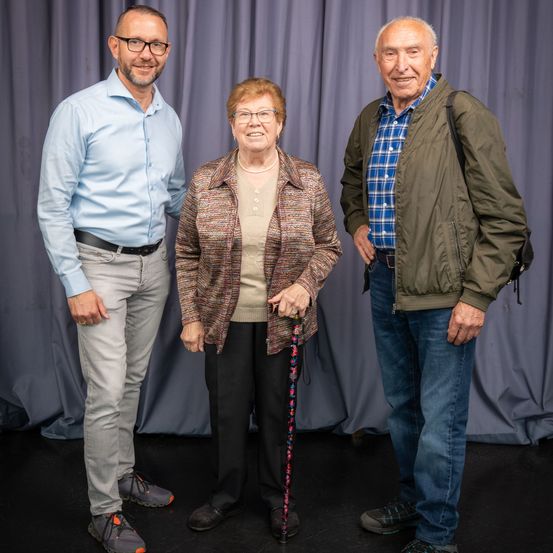 Bild enthält, Pants, Coat, Jacket, Jeans, Adult, Male, Man, Person, Shirt, Shoe