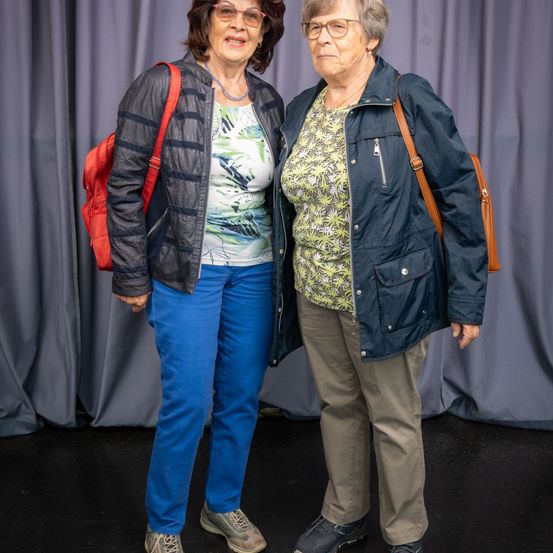 Bild enthält, Pants, Coat, Jacket, Jeans, Person, Adult, Male, Man, Shoe, Face