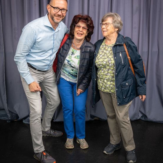 Bild enthält, Pants, Coat, Jacket, People, Person, Jeans, Adult, Male, Man, Blazer