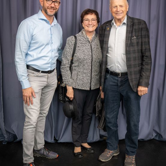 Bild enthält, Pants, Jeans, Shirt, Adult, Male, Man, Person, Groupshot, Coat, Suit