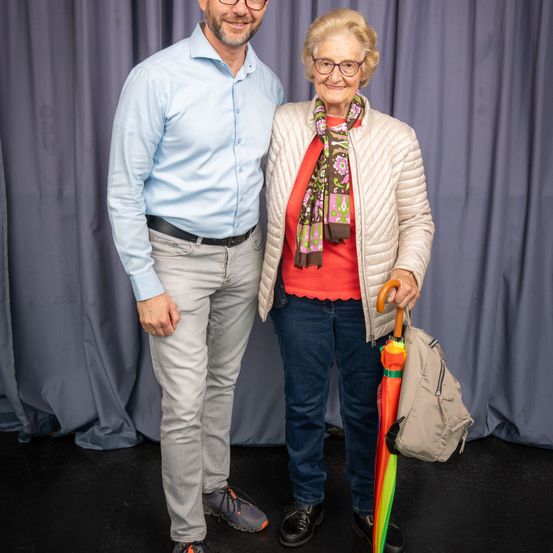 Bild enthält, Pants, Person, Photography, Portrait, Jeans, Shirt, Shoe, Adult, Male, Man
