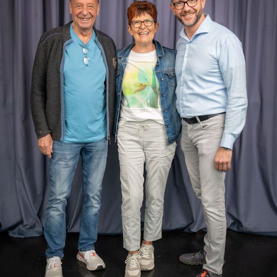 Bild enthält, Pants, Jeans, Jacket, Shoe, Adult, Male, Man, Person, Shirt, People