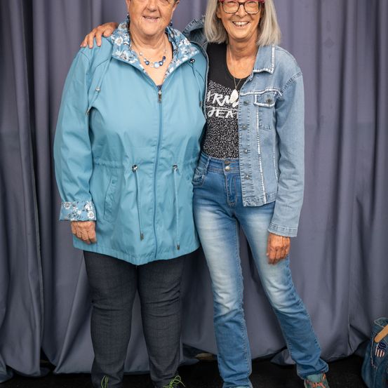 Bild enthält, Pants, Jeans, Coat, Jacket, Shoe, Adult, Female, Person, Woman, Teen