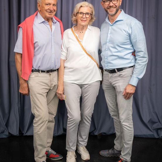 Bild enthält, Pants, Shirt, Shoe, Groupshot, Person, Adult, Male, Man, People, Face