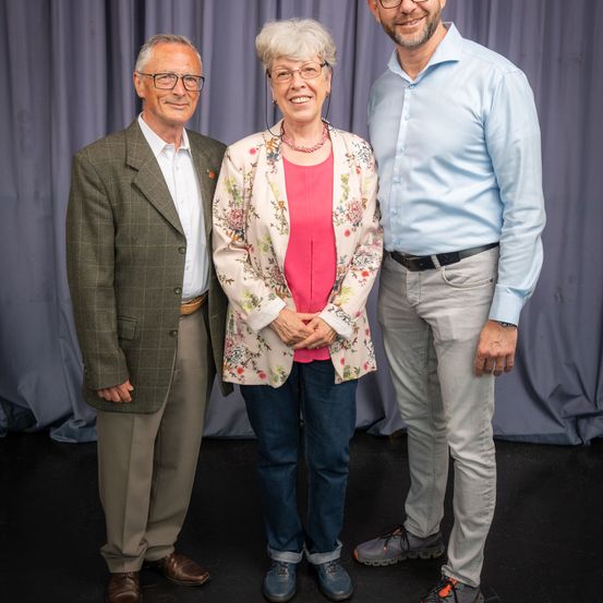 Bild enthält, Blazer, Coat, Jacket, Pants, Jeans, Adult, Male, Man, Person, Shirt