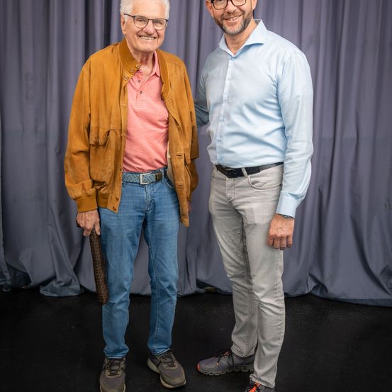 Bild enthält, Pants, Coat, Jacket, Jeans, Shirt, Adult, Male, Man, Person, Standing