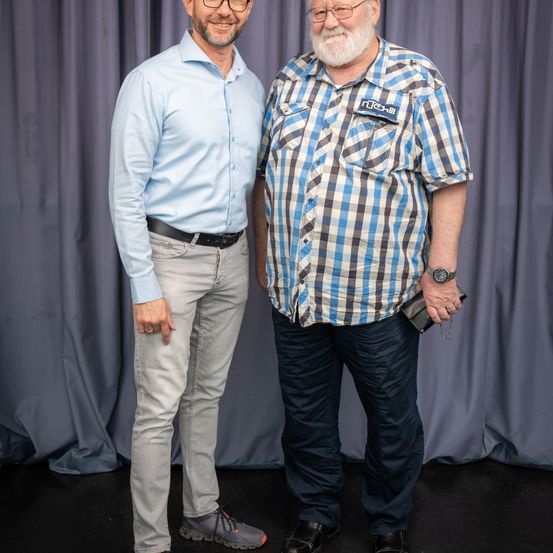 Bild enthält, Pants, Shirt, Adult, Male, Man, Person, Jeans, Shoe, Standing, Face