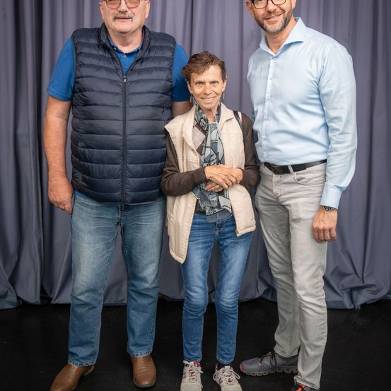 Bild enthält, Pants, People, Person, Jeans, Shoe, Jacket, Shirt, Adult, Male, Man