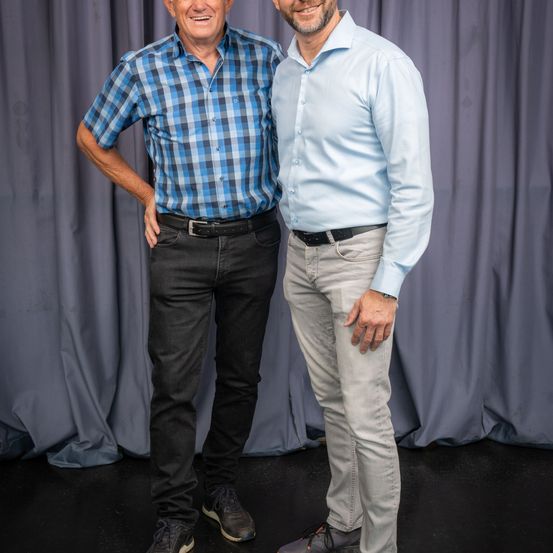 Bild enthält, Pants, Shoe, Shirt, Adult, Male, Man, Person, Jeans, Face, Portrait