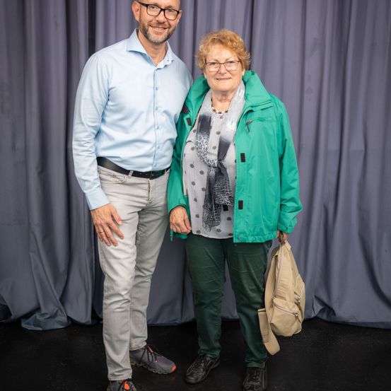 Bild enthält, Coat, Pants, Blazer, Jacket, Shoe, Long Sleeve, Shirt, Person, Adult, Man