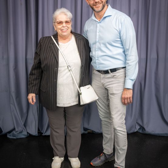 Bild enthält, Pants, Blazer, Coat, Shoe, Shirt, Long Sleeve, Adult, Male, Man, Person