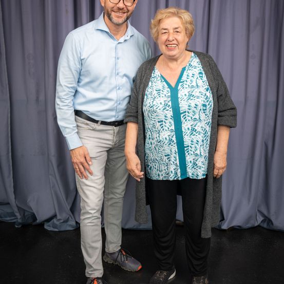 Bild enthält, Pants, Blouse, Blazer, Jacket, Shirt, Person, Adult, Male, Man, Shoe