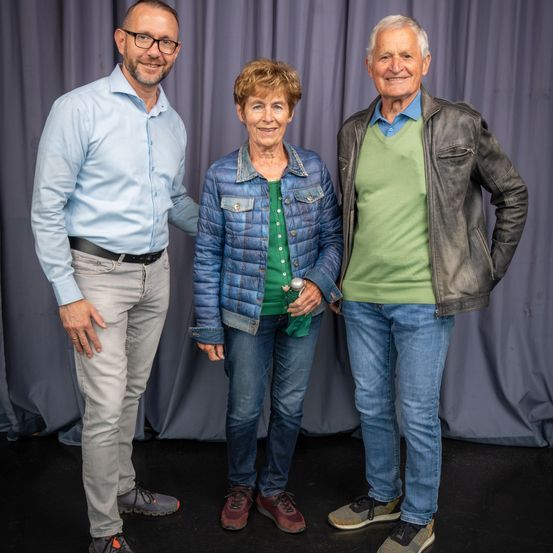 Bild enthält, Pants, Coat, Jacket, Jeans, Shirt, Adult, Male, Man, Person, Shoe