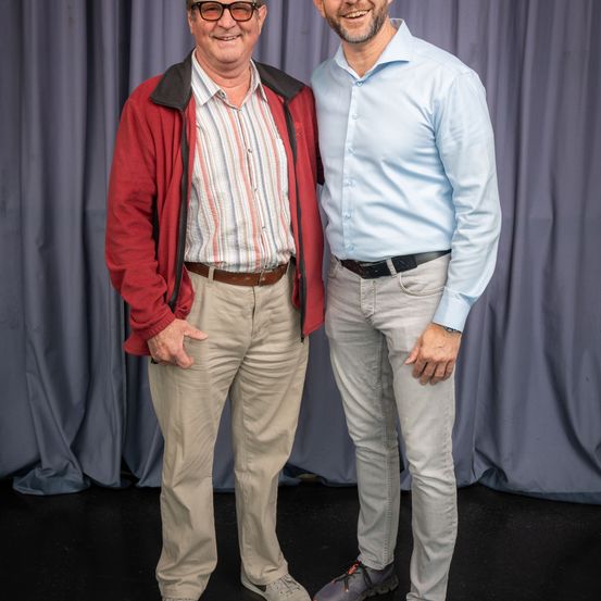 Bild enthält, Pants, Blazer, Jacket, Shirt, Adult, Male, Man, Person, People, Shoe