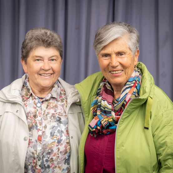 Bild enthält, Coat, Jacket, Adult, Female, Person, Woman, People, Smile, Scarf, Shirt