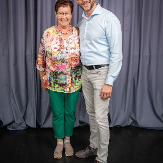 Bild enthält, Pants, Blouse, Shoe, Person, Photography, Portrait, Long Sleeve, Adult, Male, Man