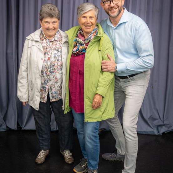 Bild enthält, Pants, Coat, People, Person, Shoe, Jeans, Blouse, Jacket, Blazer, Long Sleeve