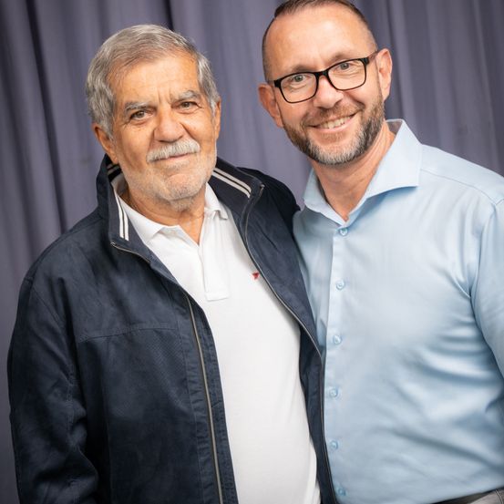 Bild enthält, Coat, Jacket, Person, Smile, Blazer, People, Adult, Male, Man, Pants