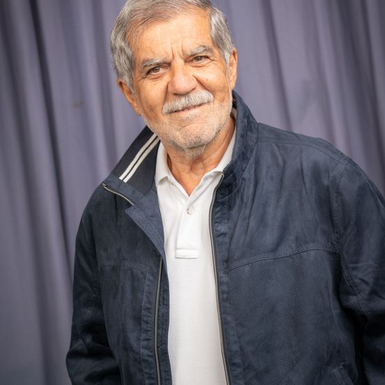 Bild enthält, Coat, Jacket, Person, Senior Citizen, Face, Smile, Adult, Male, Man, Portrait