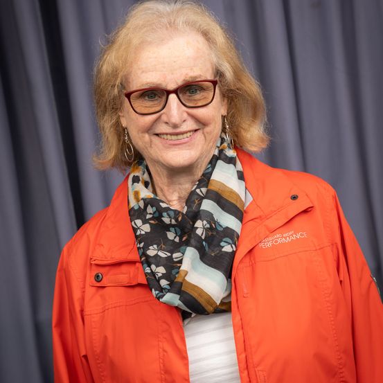 Bild enthält, Coat, Jacket, Scarf, Adult, Female, Person, Woman, Glasses, Face, Portrait