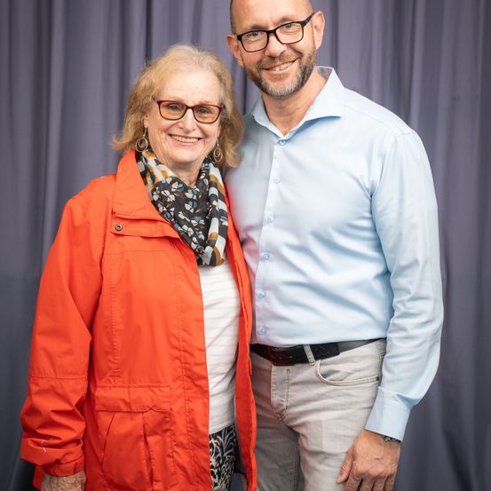 Bild enthält, Coat, Jacket, Blazer, Blouse, Pants, Long Sleeve, Person, Portrait, People, Woman