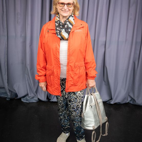 Bild enthält, Coat, Jacket, Accessories, Bag, Handbag, Pants, Person, Face, Shoe, Scarf