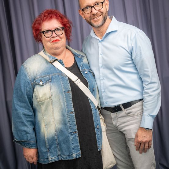 Bild enthält, Pants, Coat, Blazer, Jacket, Jeans, Shirt, Adult, Male, Man, Person