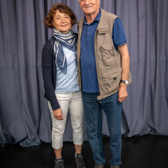 Bild enthält, Pants, Jeans, Shoe, Jacket, Adult, Male, Man, Person, Boy, Child