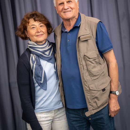 Bild enthält, Pants, Jeans, Person, Smile, Jacket, Adult, Male, Man, Scarf, Blazer