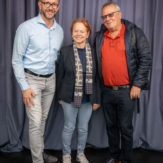 Bild enthält, Pants, Coat, Jacket, Shirt, People, Person, Groupshot, Adult, Male, Man