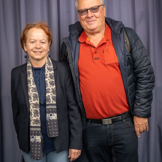 Bild enthält, Coat, Jacket, Blazer, Pants, Jeans, Adult, Male, Man, Person, Face