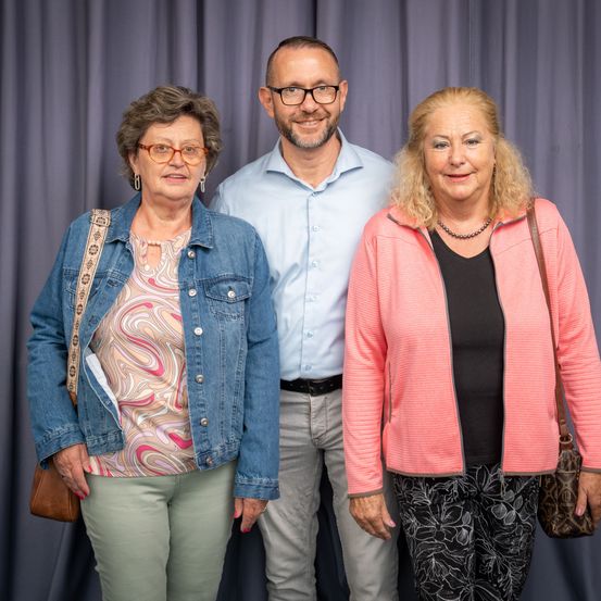 Bild enthält, Pants, Blouse, Coat, Jacket, Long Sleeve, Jeans, People, Person, Adult, Woman