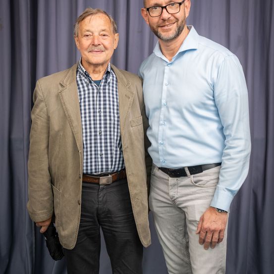 Bild enthält, Blazer, Coat, Jacket, Pants, Shirt, Adult, Male, Man, Person, Smile