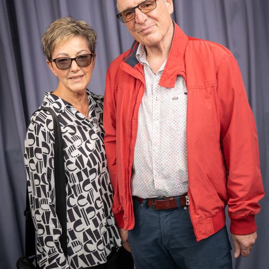 Bild enthält, Coat, Jacket, Blazer, Pants, Blouse, Long Sleeve, Adult, Male, Man, Person