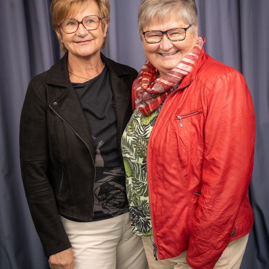 Bild enthält, Coat, Jacket, Blazer, Adult, Male, Man, Person, Face, Glasses, Leather Jacket