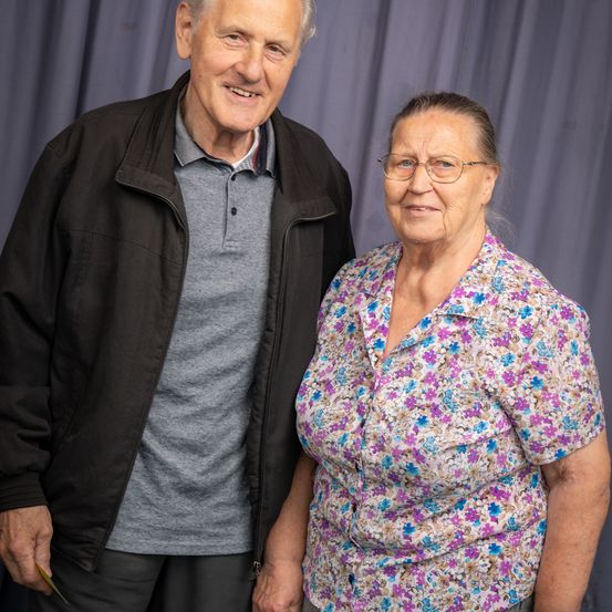 Bild enthält, Blouse, Pants, Long Sleeve, Coat, Jacket, Adult, Male, Man, Person, People