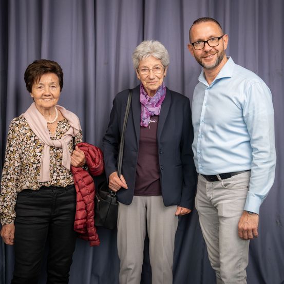 Bild enthält, People, Person, Shirt, Coat, Adult, Male, Man, Female, Woman, Groupshot