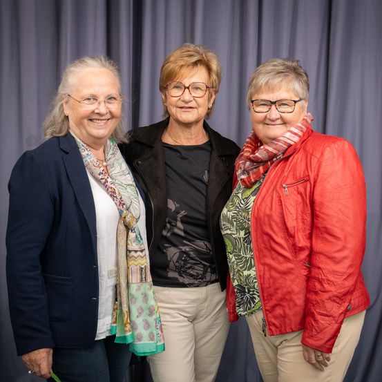 Bild enthält, Coat, Jacket, Blazer, Blouse, People, Person, Adult, Male, Man, Woman