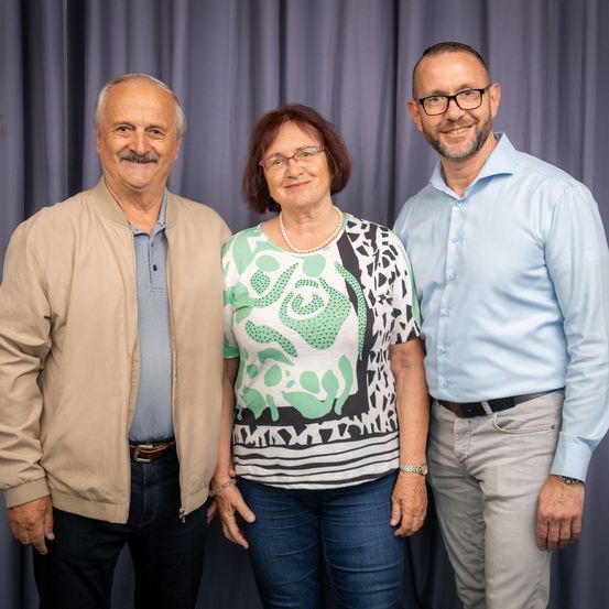 Bild enthält, Pants, Adult, Female, Person, Woman, Shirt, Blouse, Long Sleeve, Jeans, Man