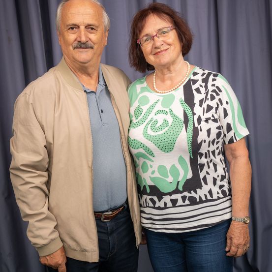 Bild enthält, Blouse, Pants, Long Sleeve, T-Shirt, Jeans, Adult, Female, Person, Woman, Man