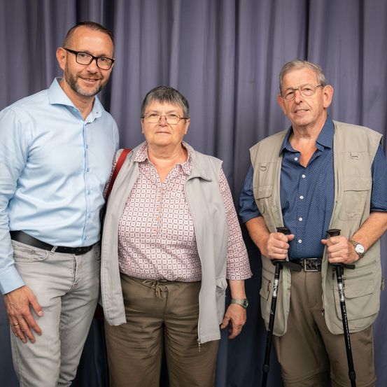 Bild enthält, People, Person, Shirt, Adult, Male, Man, Pants, Face, Groupshot, Blazer