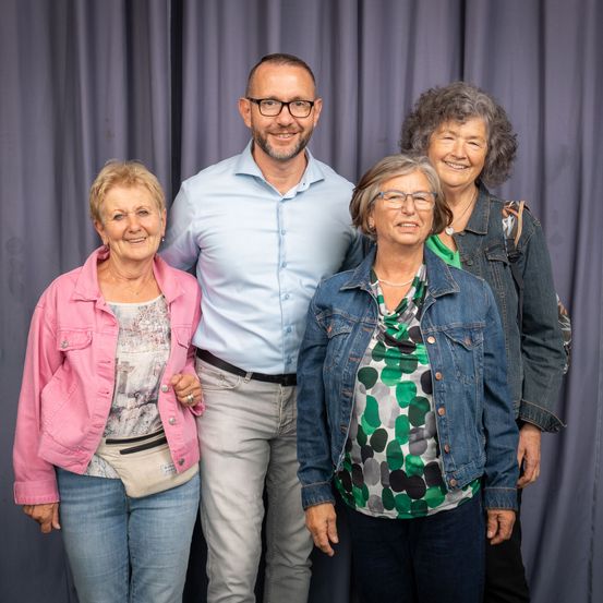 Bild enthält, Pants, Jeans, Coat, Jacket, Blouse, People, Person, Adult, Female, Woman