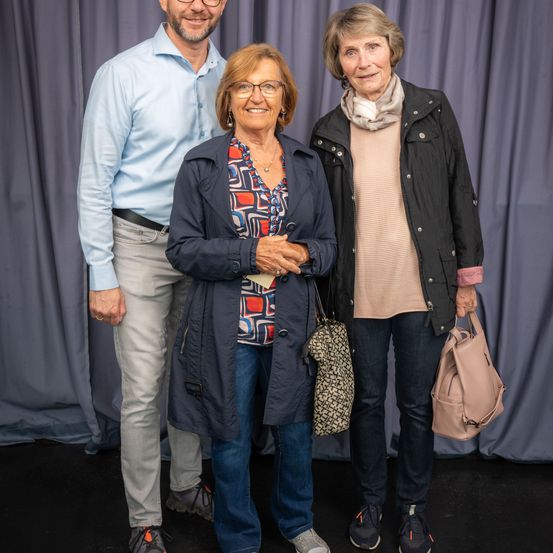 Bild enthält, Pants, Coat, Jeans, Jacket, Adult, Male, Man, Person, Shoe, Handbag