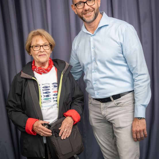 Bild enthält, Coat, People, Person, Pants, Jacket, Blazer, Shirt, Adult, Male, Man