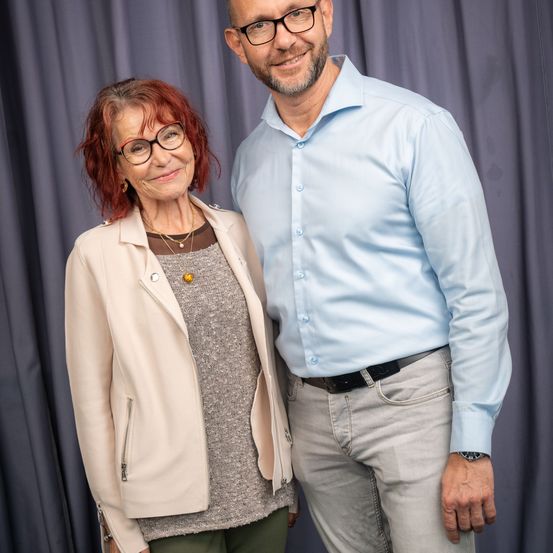 Bild enthält, Long Sleeve, Pants, Blazer, Coat, Blouse, Shirt, Person, Smile, Adult, Woman