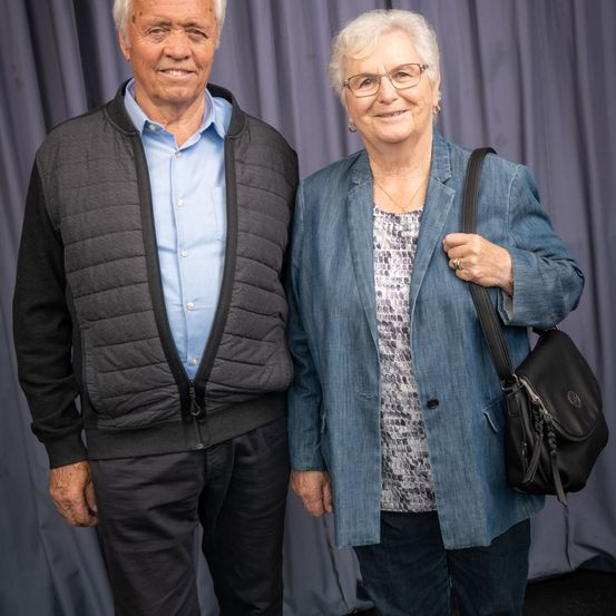 Bild enthält, Coat, Pants, Jacket, Handbag, Adult, Male, Man, Person, Blazer, Smile