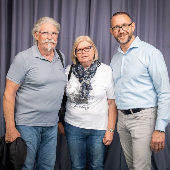 Bild enthält, Pants, People, Person, Blouse, Jeans, Shirt, Adult, Male, Man, Woman