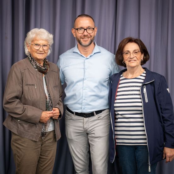 Bild enthält, Person, Smile, Pants, People, Coat, Jacket, Shirt, Adult, Male, Man