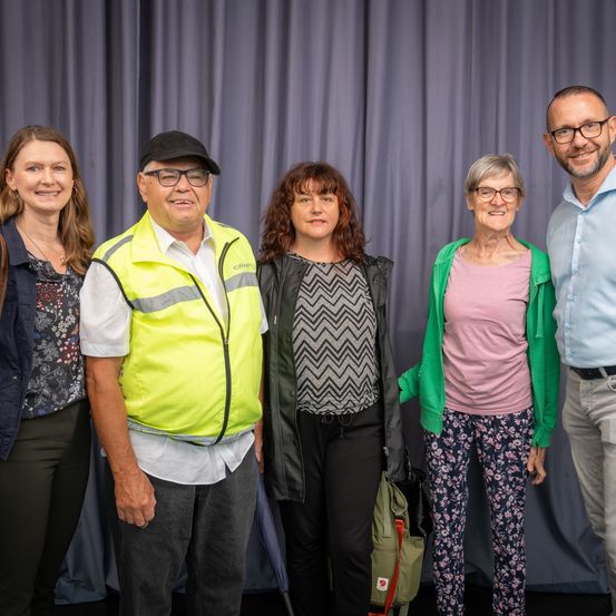 Bild enthält, Pants, People, Person, Blouse, Coat, Jacket, Groupshot, Adult, Female, Woman